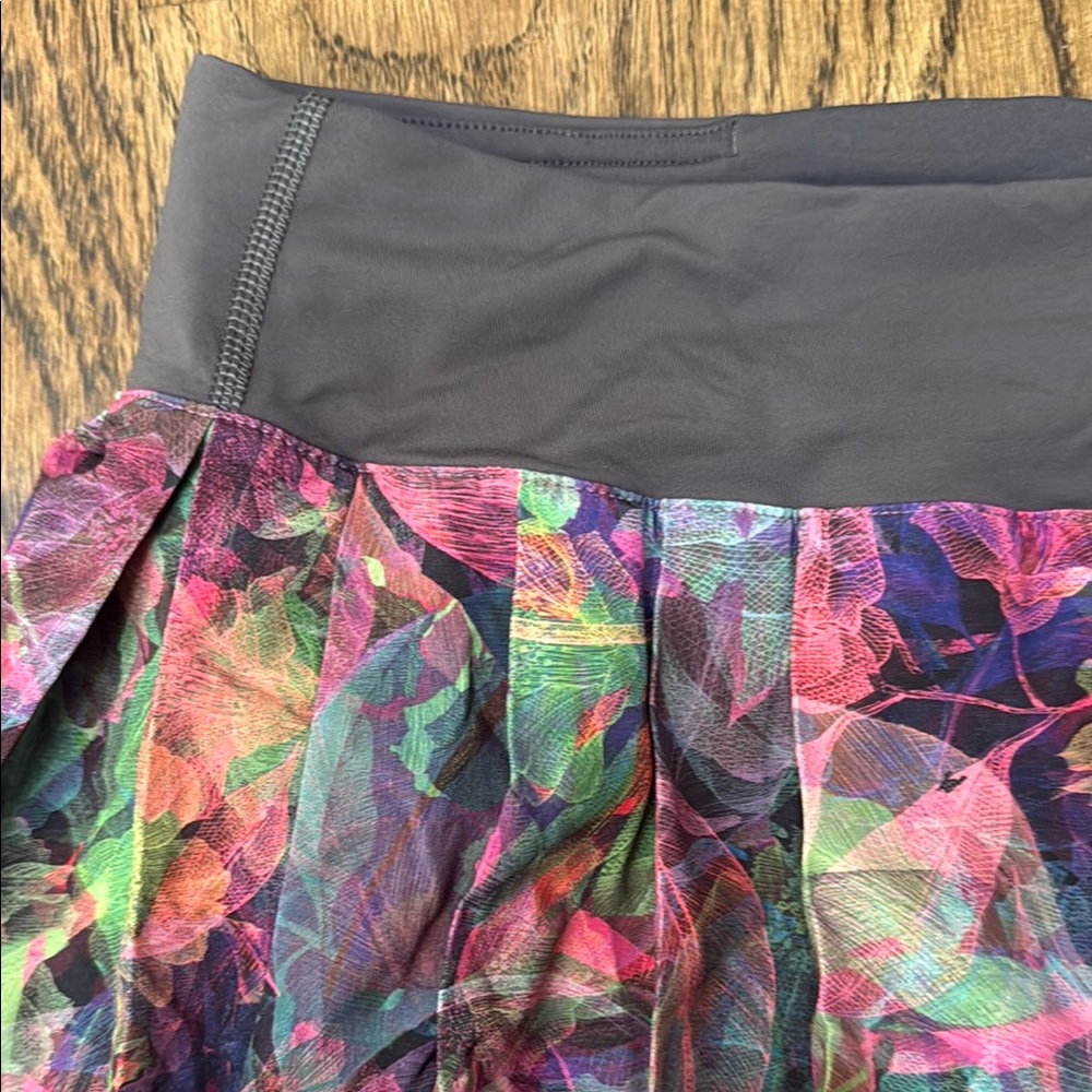 lululemon athletica Multicolor Floral Pleated Skort with Black Waistband - Picture 3 of 8
